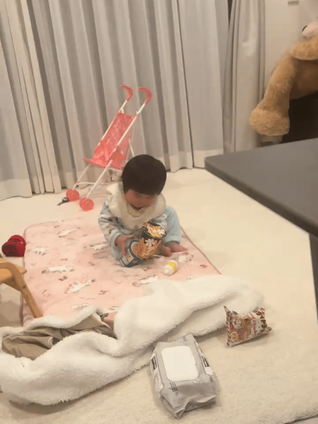 姉の食事中、ずっと1人遊びをしていた1歳妹。しかし…姉とママが大爆笑した“まさかの遊び方”に「今日1日頑張れる」「人生1周目？」