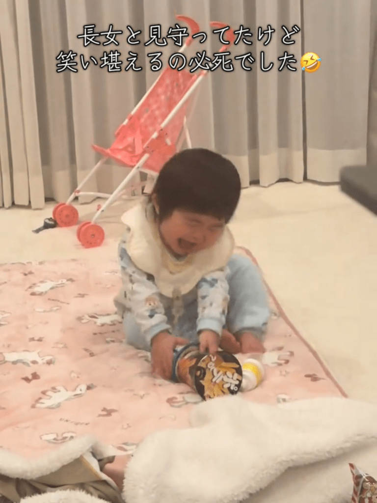一人遊びする次女さんの様子③（@ mincyo_0920さんより提供）
