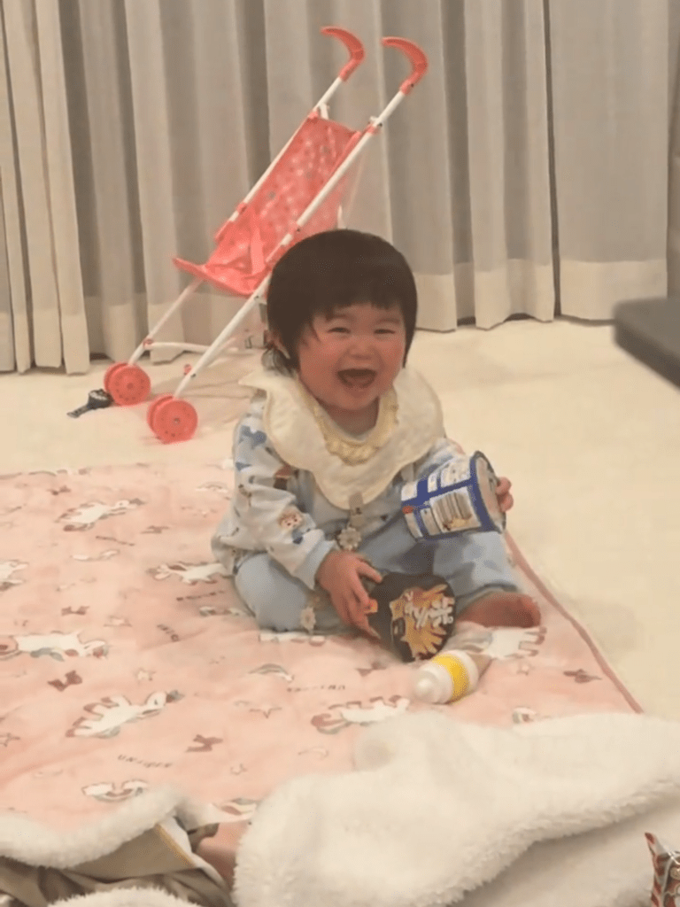 一人遊びする次女さんの様子⑤（@ mincyo_0920さんより提供）