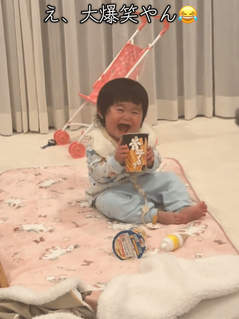 一人遊びする次女さんの様子⑦（@ mincyo_0920さんより提供）