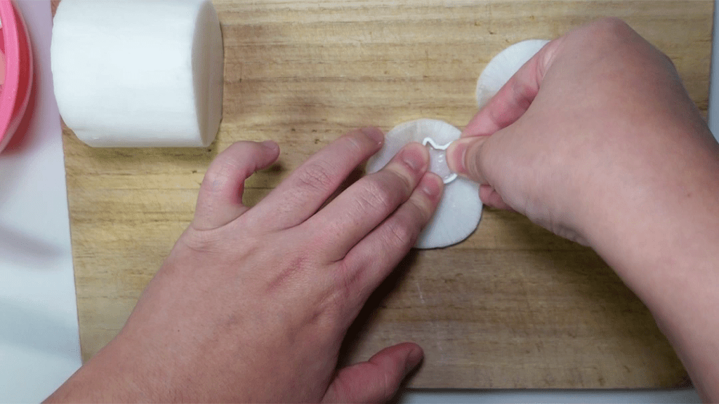 料理中①大根を型でくり抜く（＠umi10231023さんより提供）