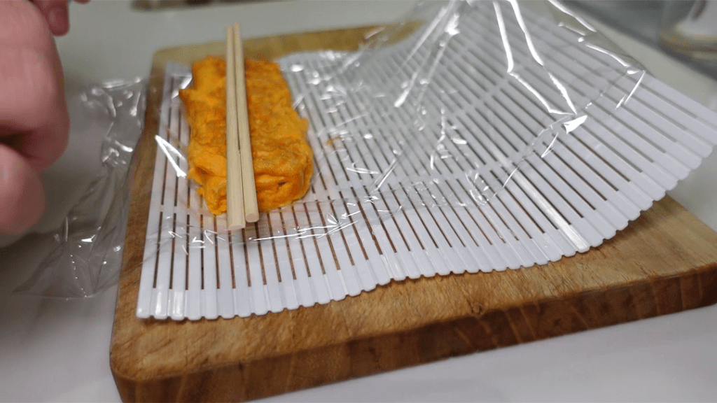 料理中③出し巻きに端を2本乗せて巻く（＠umi10231023さんより提供）