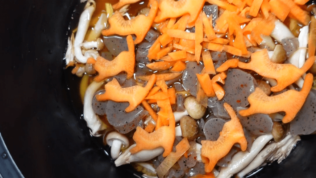 料理中⑤猫形のにんじんと猫顔のこんにゃく（＠umi10231023さんより提供）