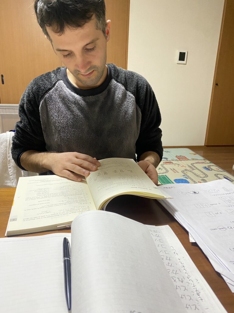 勉強する旦那さん（＠sekaino_asamaruさんより提供）