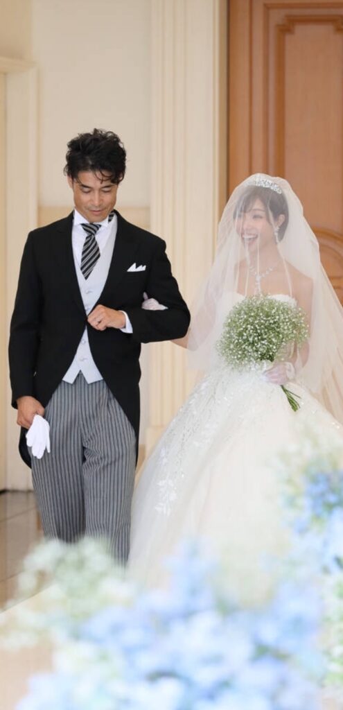 バージンロードを歩く2人（＠sori_k_aより提供）