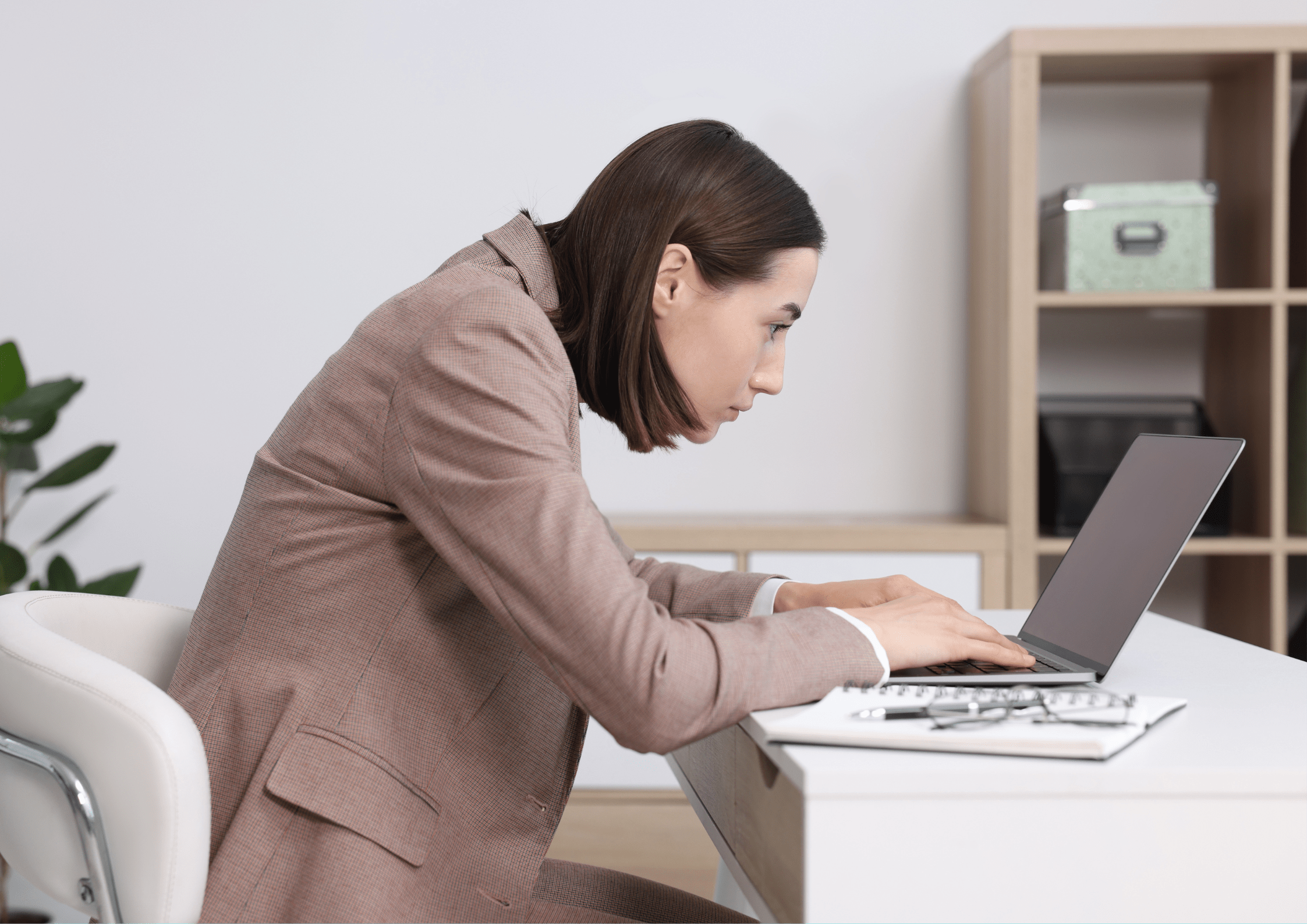 肩こりに悩む30代女性「姿勢のせいだと思っていました」しかし、専門家に聞くと”まさかの要因”に「驚いた」「思いがけない」