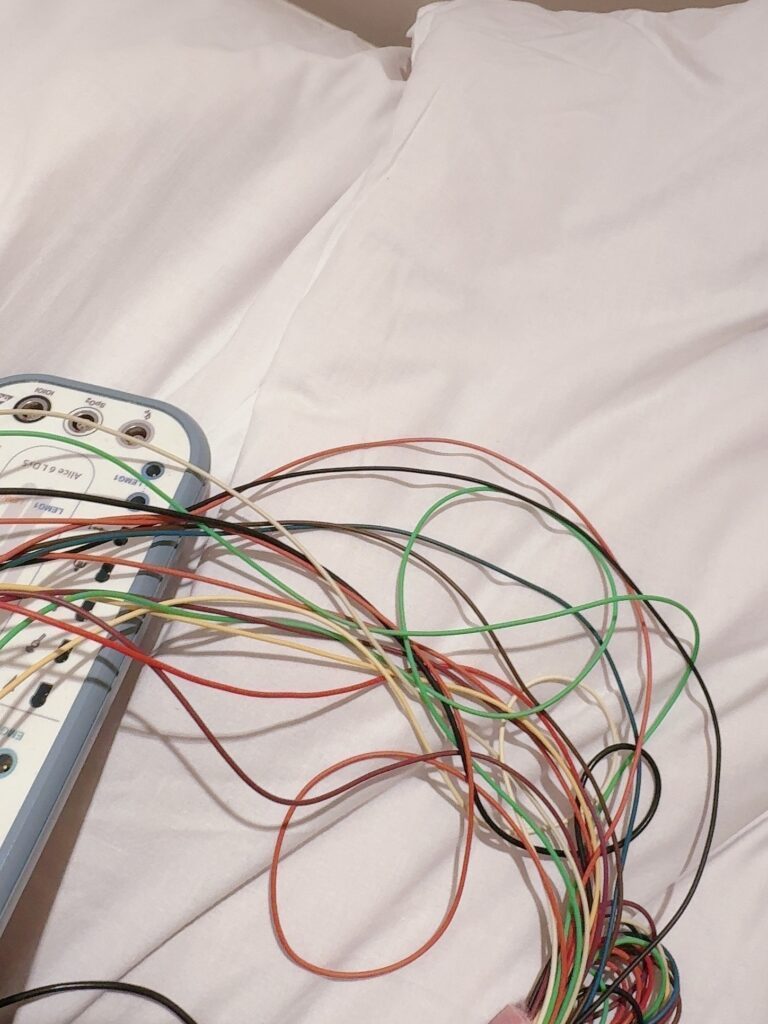 入院して検査をする様子