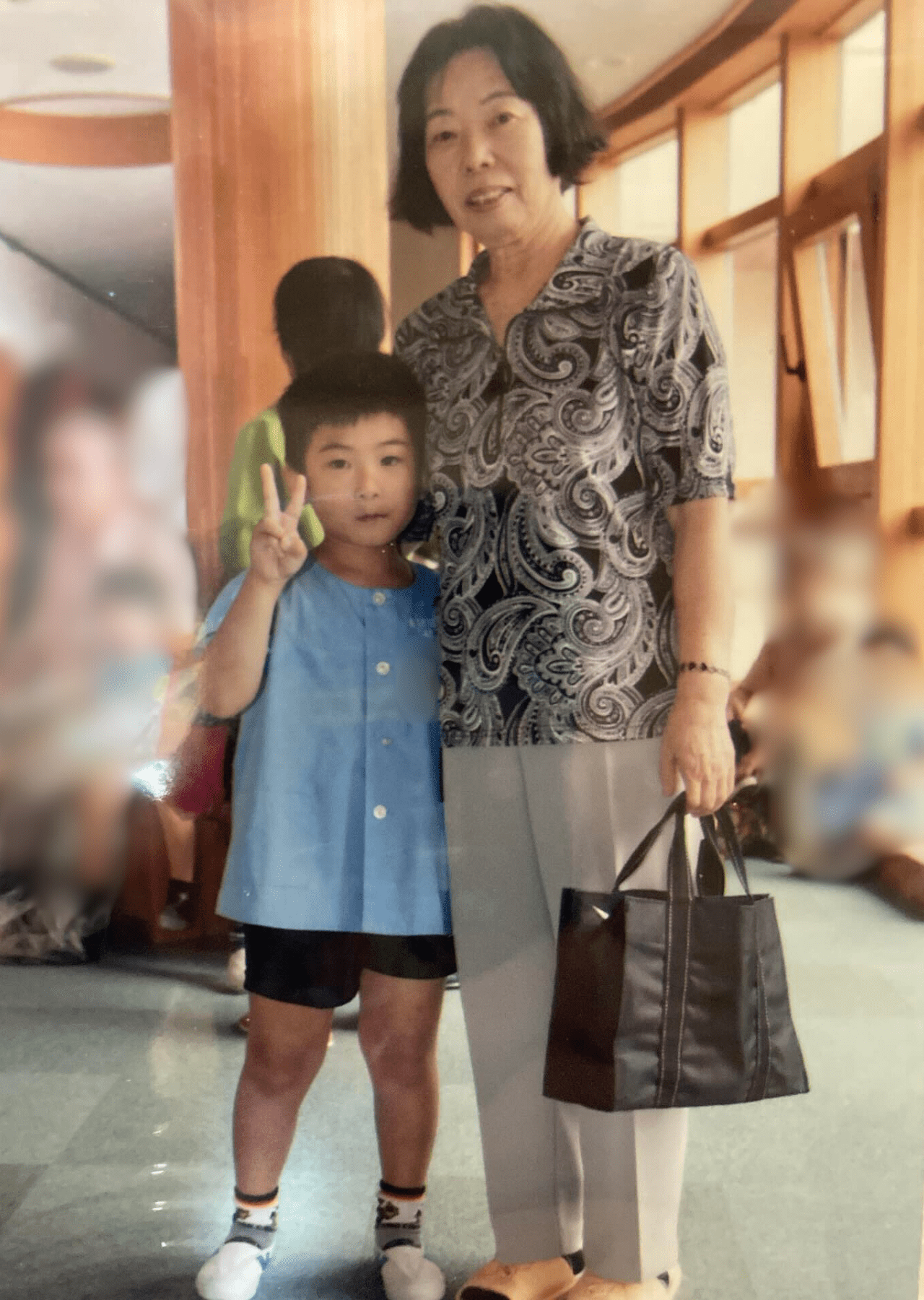 ばあばと肩を寄せピースする男の子。それから15年、現在の姿に「心もお顔もイケメン！」「逆転してる笑」「うわあああ素敵すぎる」