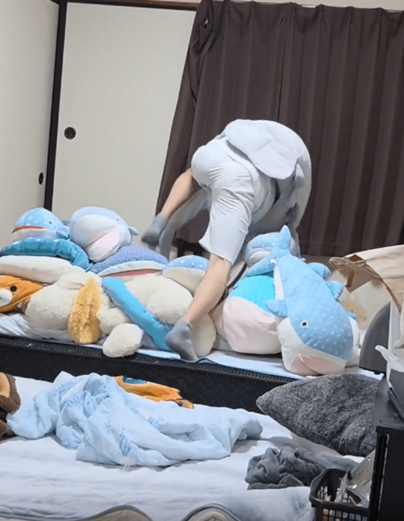 ぬいぐるみを着てはしゃぐ甥っ子の長男くん②（＠kotatuga.sukiさんより提供）