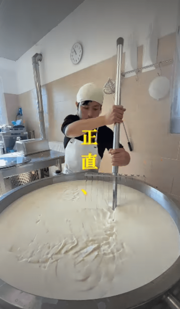 チーズづくりの様子②（＠cheese.rikuさんより提供）