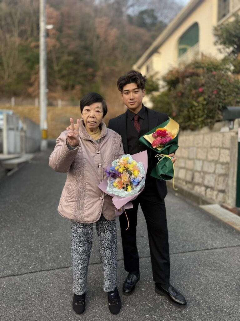 20歳のマゴノテさんとおばあちゃん①（＠magonote_okayamaさんより提供）