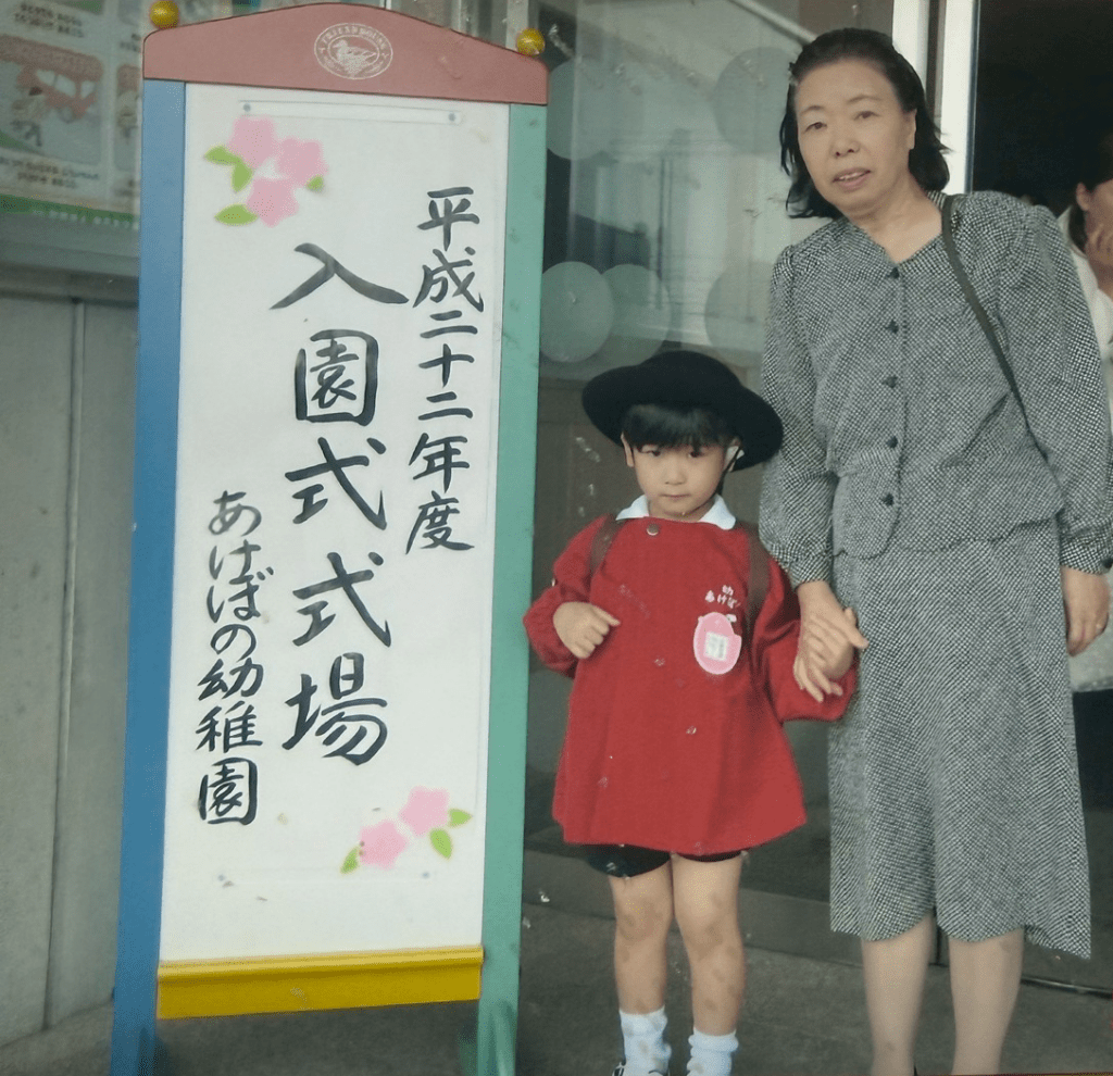 幼少期のマゴノテさんとおばあちゃん②（＠magonote_okayamaさんより提供）