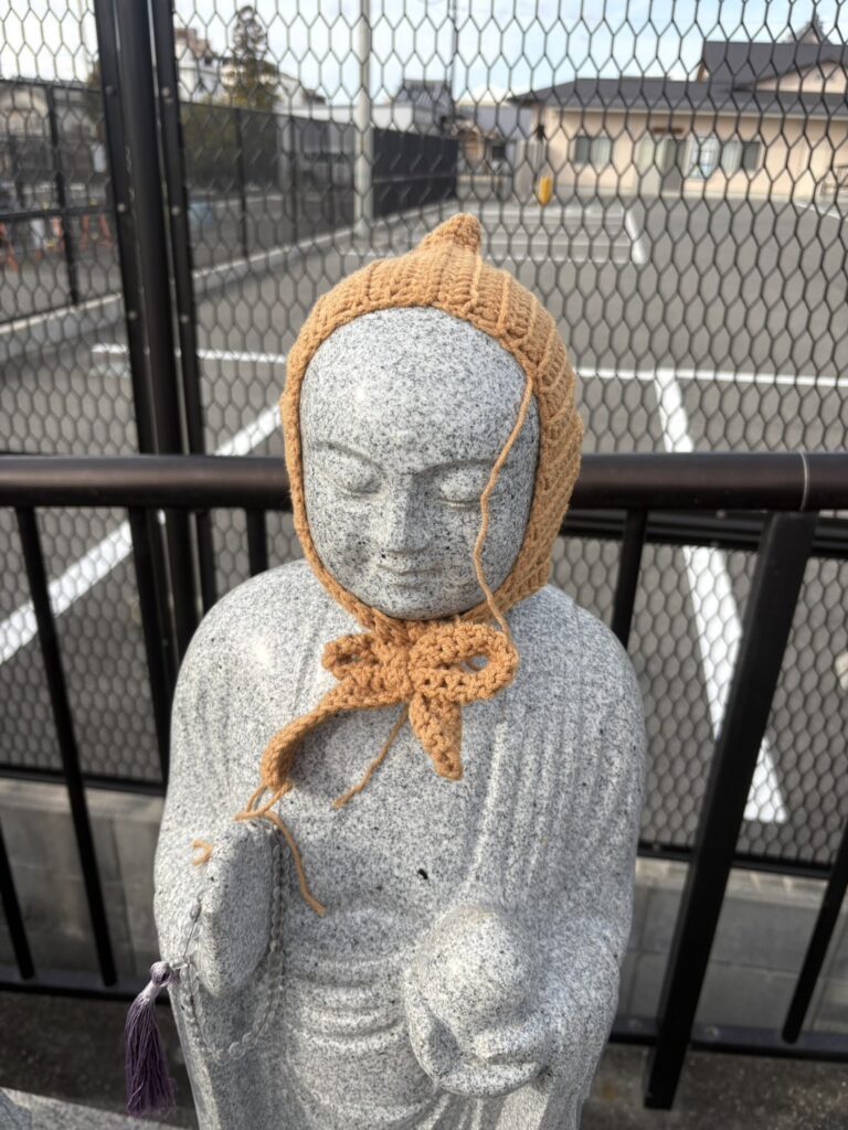 サイズ確認のためお地蔵さまに“試着”してもらっているところ（＠muse.stagramさんより提供）