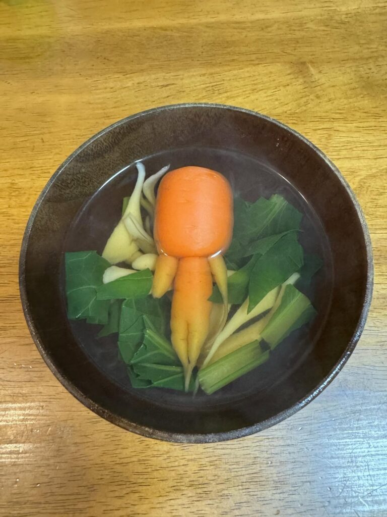 お吸い物に入れられた人参（＠oikawa.farmさんより提供）