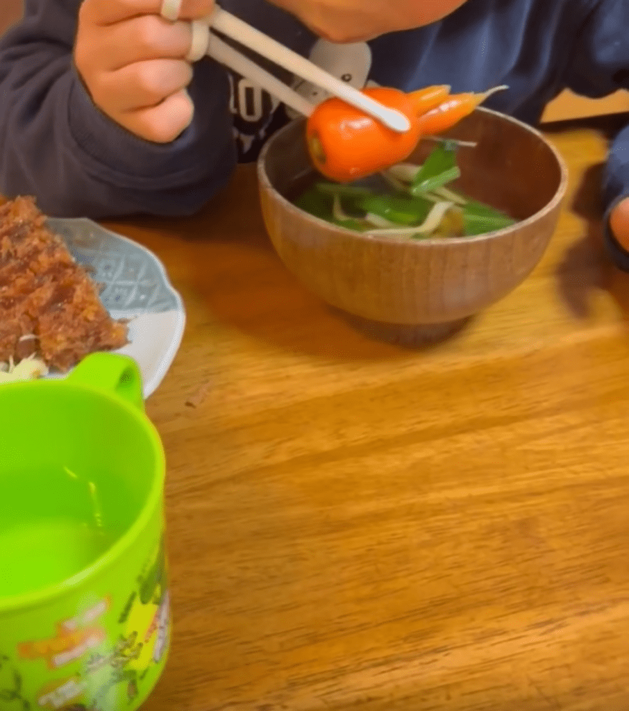 人参を食べる息子さん①（＠oikawa.farmさんより提供）