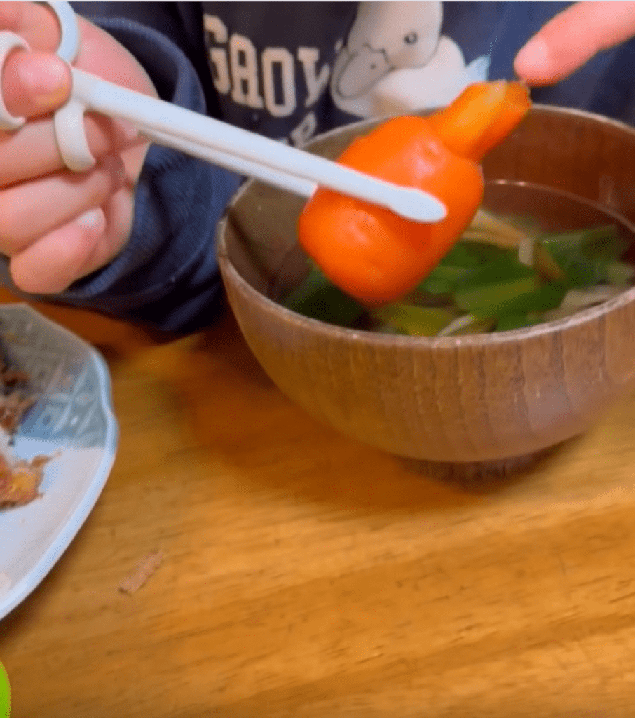 人参を食べる息子さん②（＠oikawa.farmさんより提供）