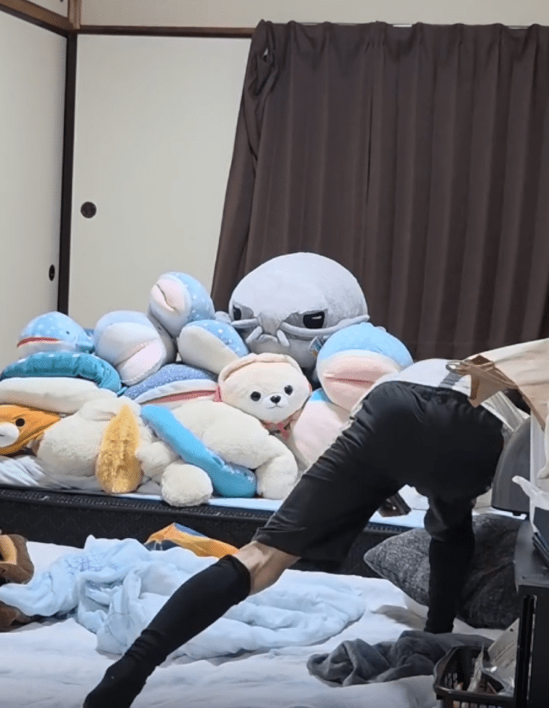 ぬいぐるみを着てはしゃぐ甥っ子の長男くん⑥（＠kotatuga.sukiさんより提供）