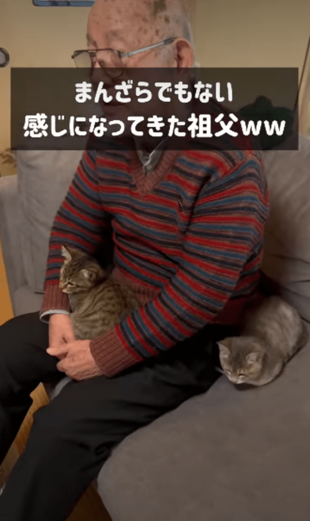 まんざらでもなさそうなおじいちゃん（＠marcoginaguitarさんより提供）