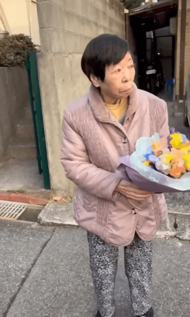 花束を持つおばあちゃん（＠magonote_okayamaさんより提供）