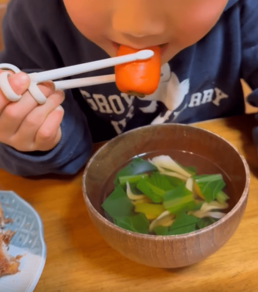 人参を食べる息子さん④（＠oikawa.farmさんより提供）