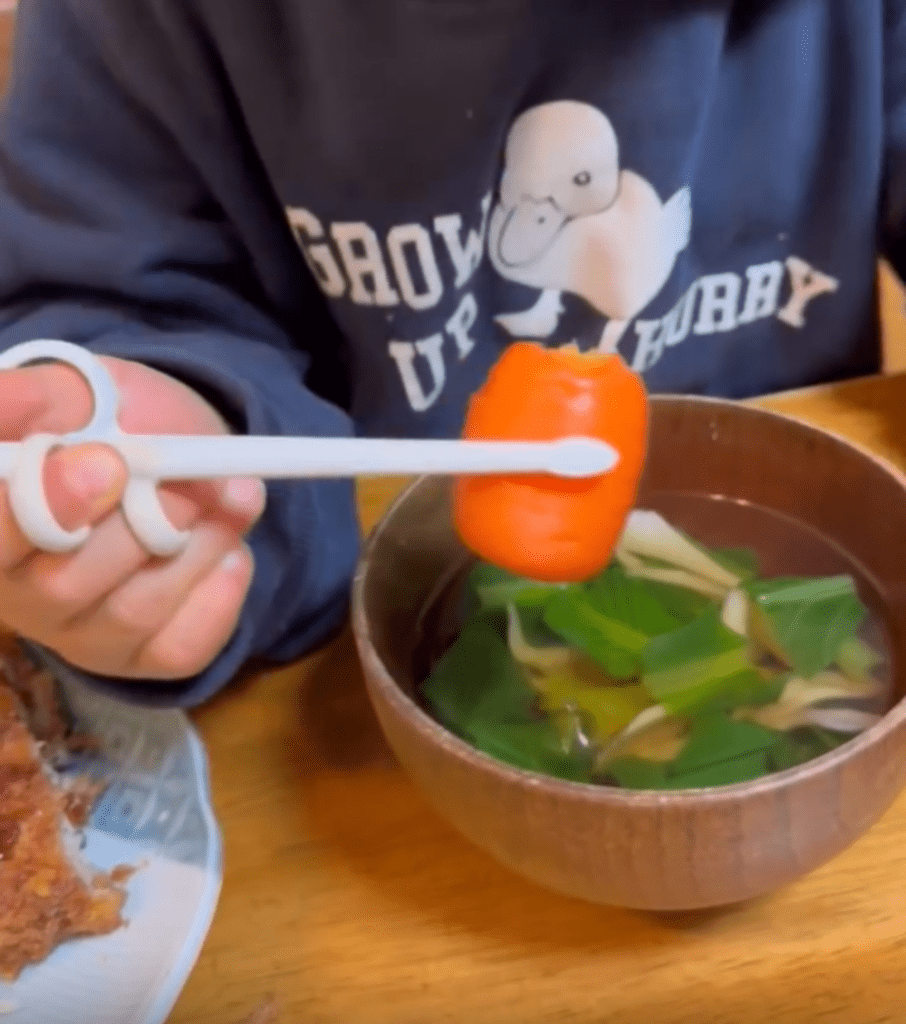 人参を食べる息子さん⑤（＠oikawa.farmさんより提供）