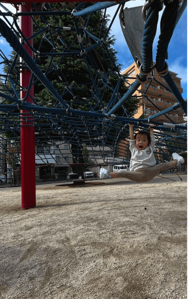 ぶら下がる娘さん（@ azmao2236さんより提供）