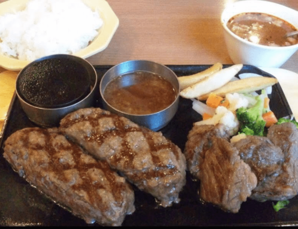 某チェーン店のハンバーグ（@sato298さんより提供）