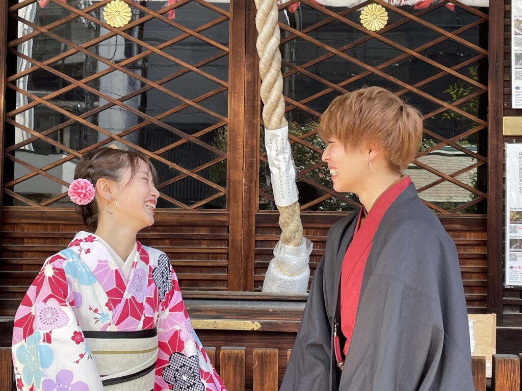 着物で撮影する2人（＠daifuku88さんより提供）