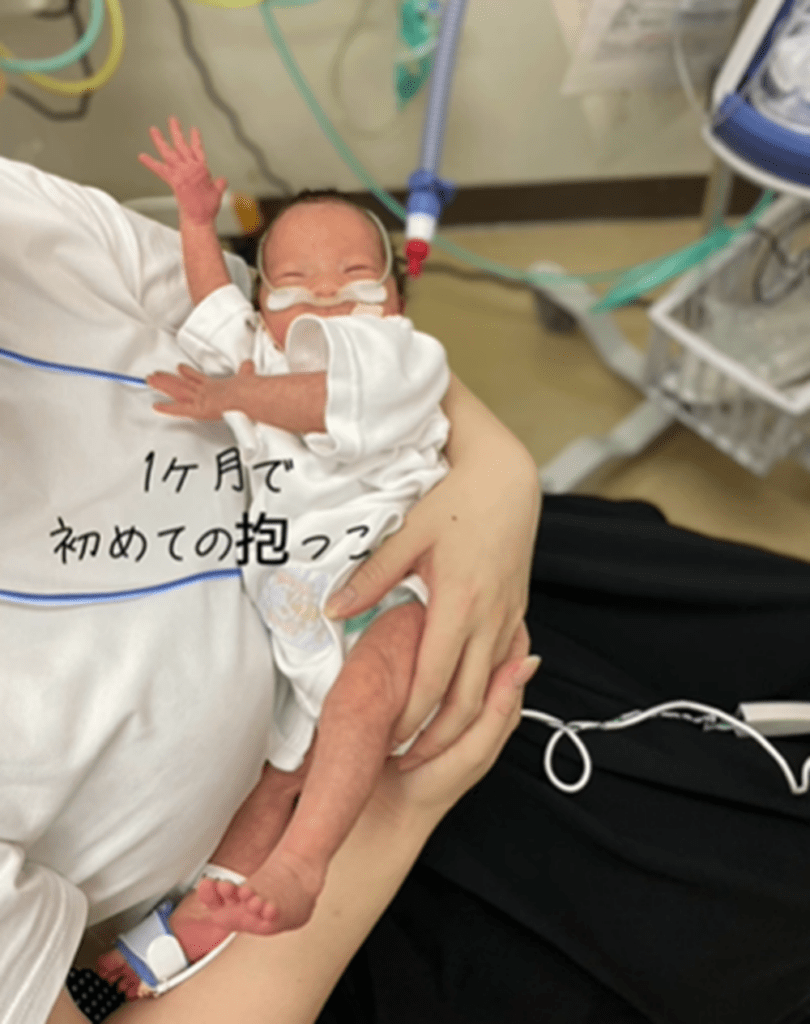 誕生から1ヶ月、初めての抱っこ（@amizou105さんより提供）