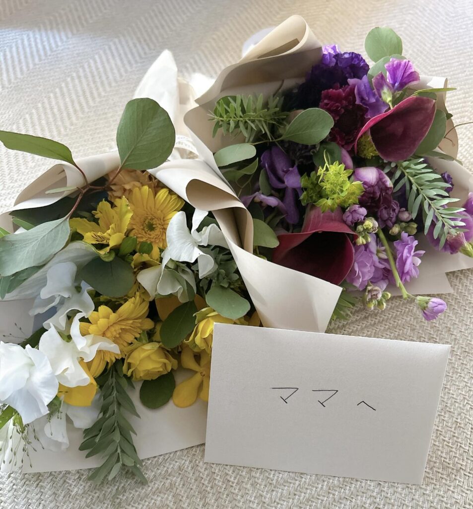 息子さんから感謝の花束（＠mayuka.mamafpさんより提供）