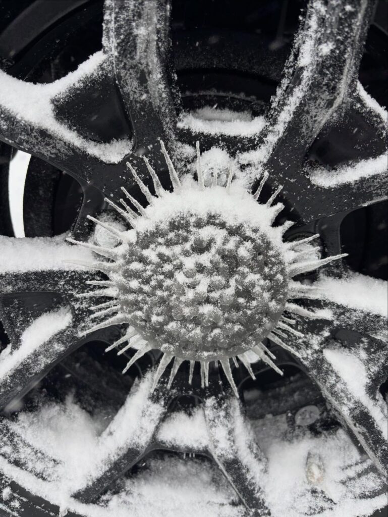 ホイールキャップにできた氷柱②’（＠ando9128さんより提供）