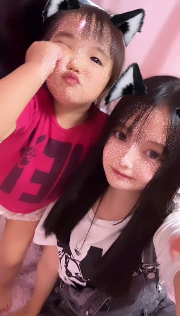 姉妹で一緒に映る写真②