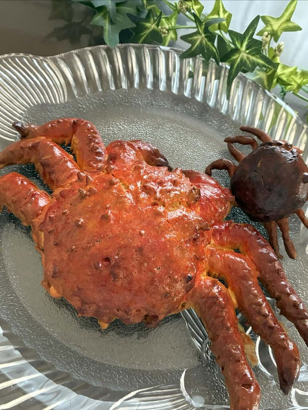 おやつ時間に振る舞われたタラバガニに違和感。しかし、そのまさかの正体に「脳がバグりそう」「質感の出し方も凄すぎ」