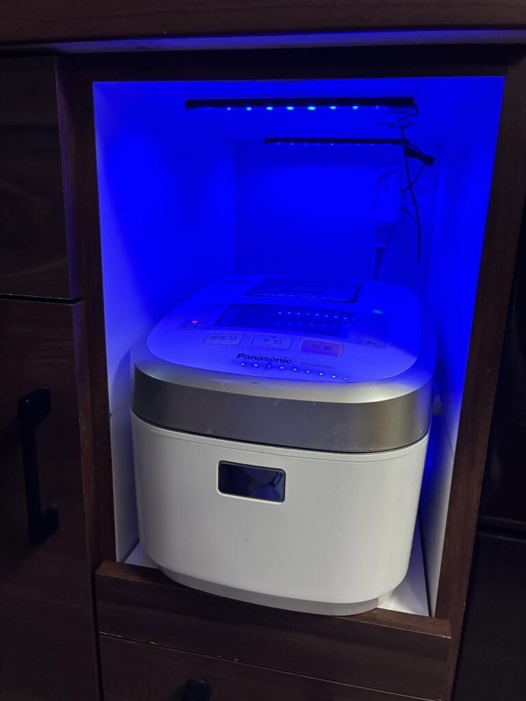 LEDライトで照らされた炊飯器（＠mtrhnbさんより提供）