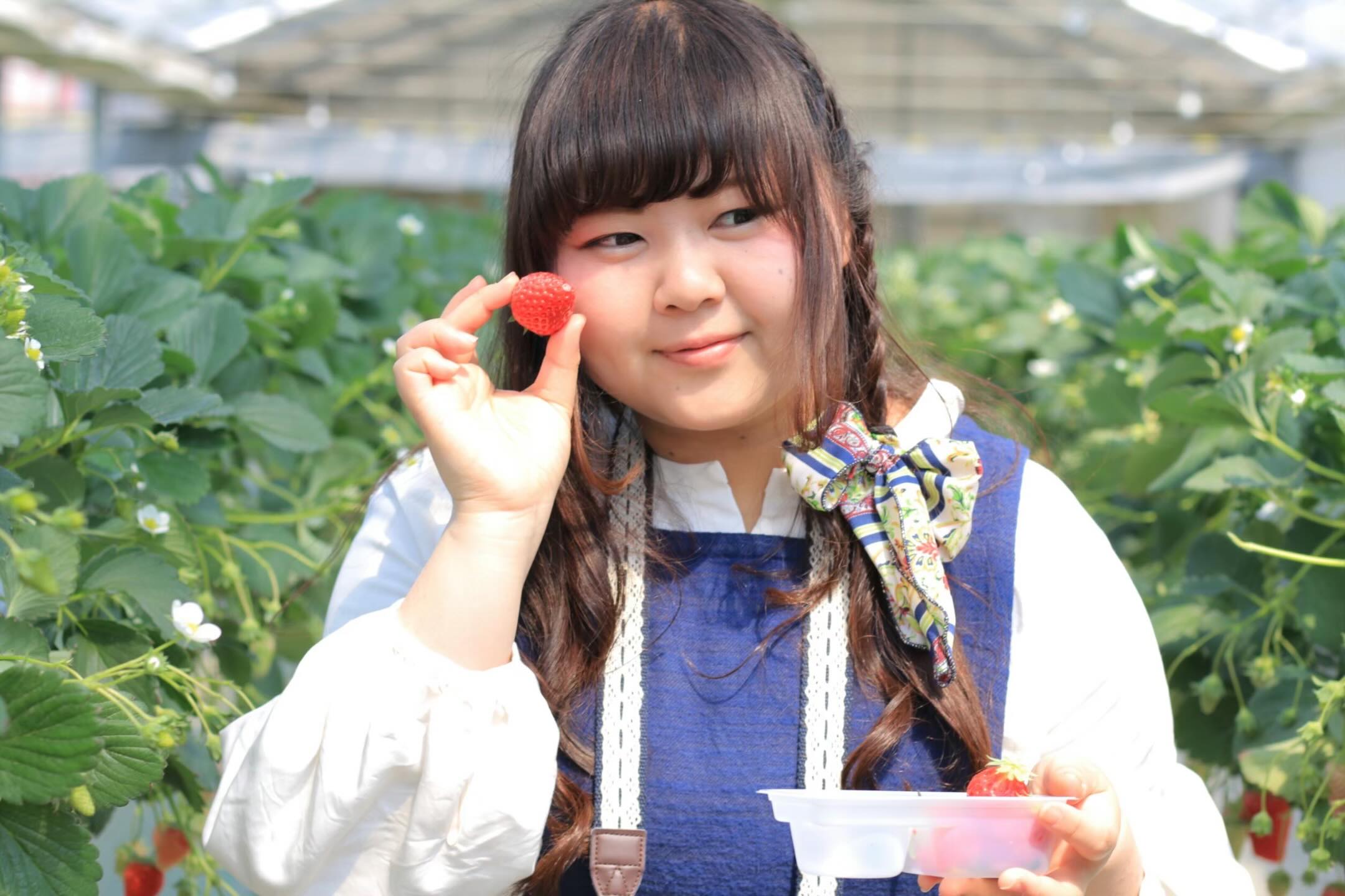 いちご狩りをする女性。しかし1年後、まさかの姿に「すげええええええ別人」「すごい！！すごいです！！」「逆に1年で！？！？」