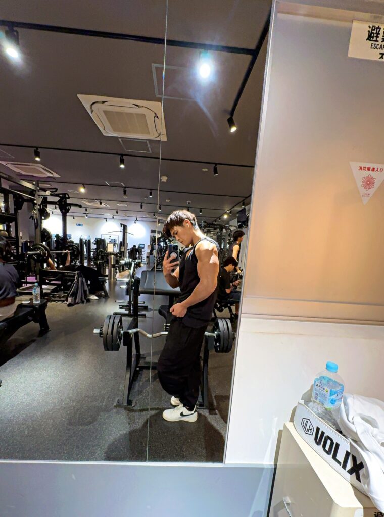 ジムで真剣に筋トレ中①（＠yu1t0.fitness_styleさんより提供）