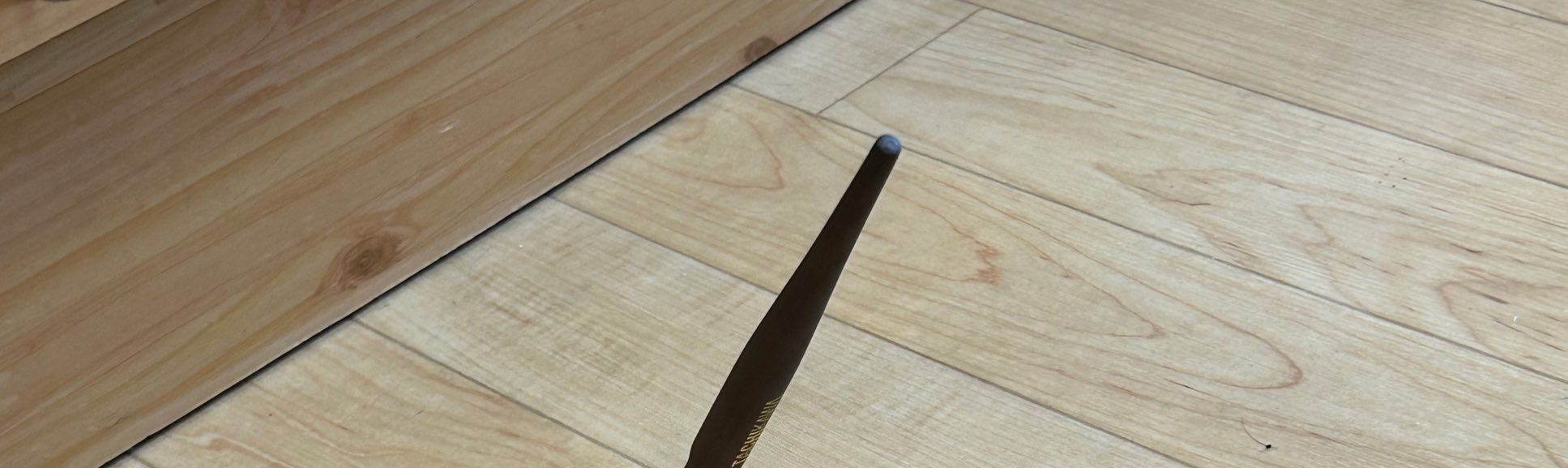 手を滑らせてペンを落としてしまった男性。しかし、よく見ると…「エグすぎて草」「芸術作品？」「何が起きたんだ」