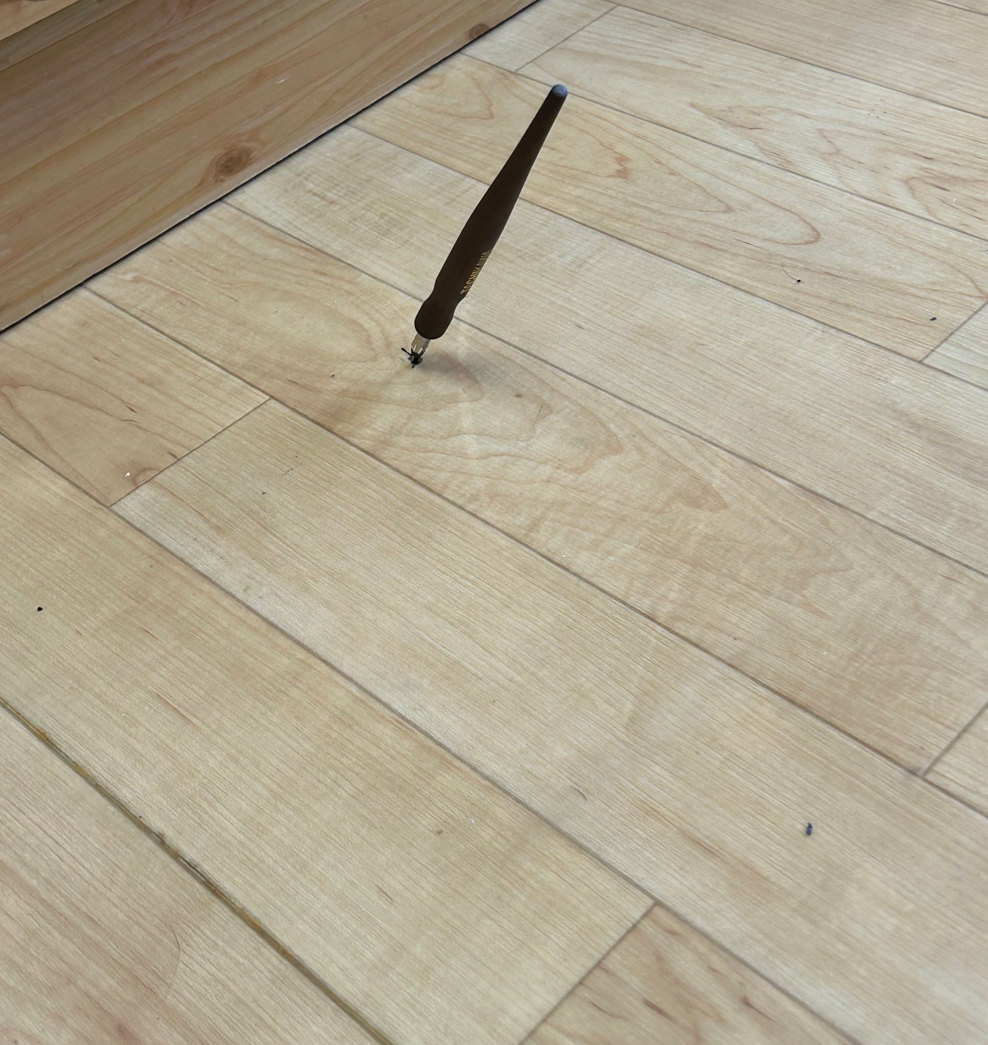 手を滑らせてペンを落としてしまった男性。しかし、よく見ると…「エグすぎて草」「芸術作品？」「何が起きたんだ」