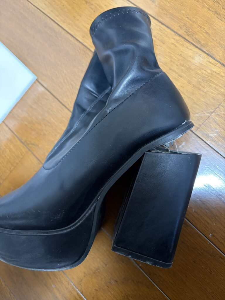 壊れた靴②（＠z10_o0zzzさんより提供）