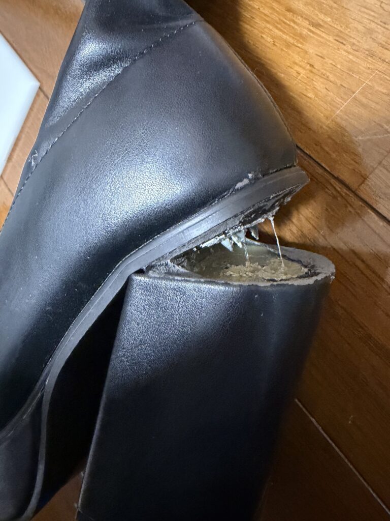 壊れた靴①（＠z10_o0zzzさんより提供）