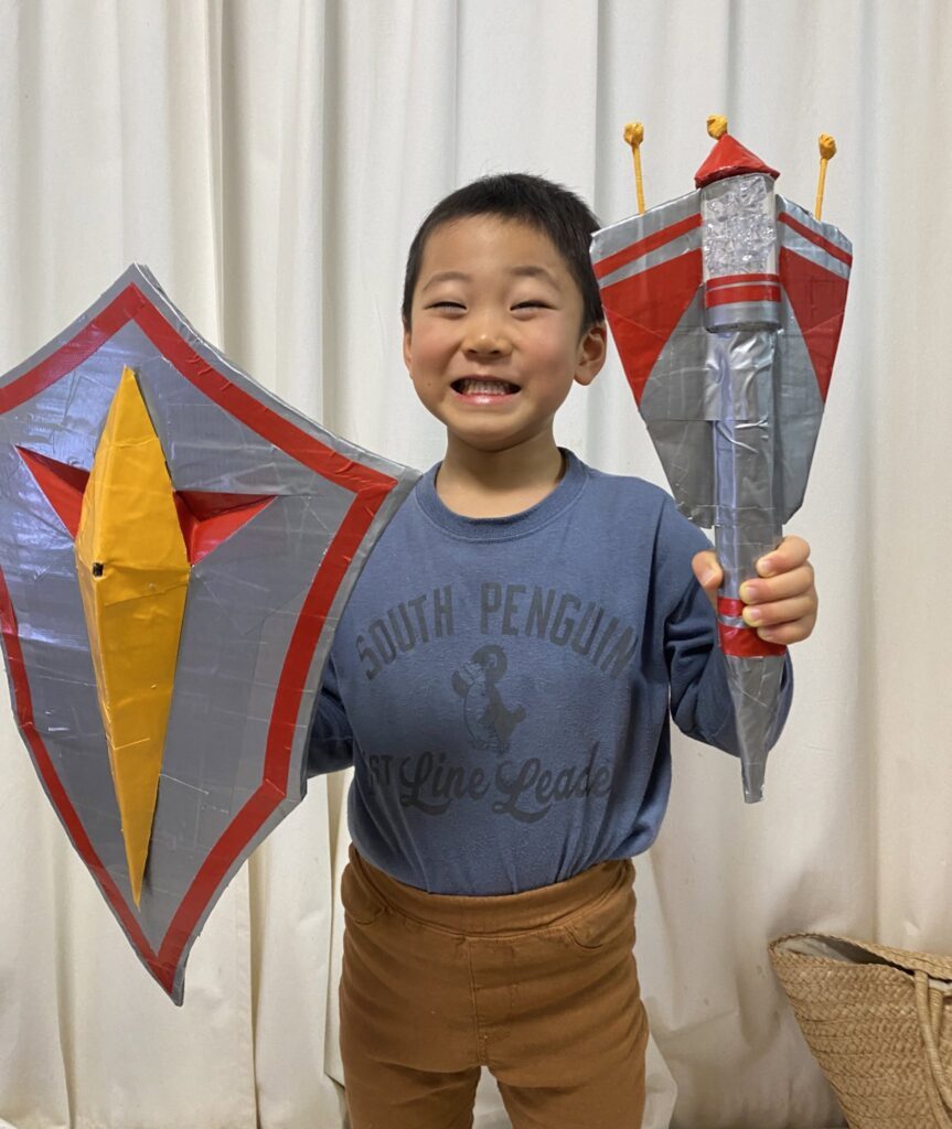 パパさんが自作したプレゼントを持つ息子さん③（＠shirotsu918さんより提供）