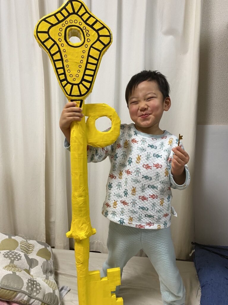 パパさんが自作したプレゼントを持つ息子さん①（＠shirotsu918さんより提供）