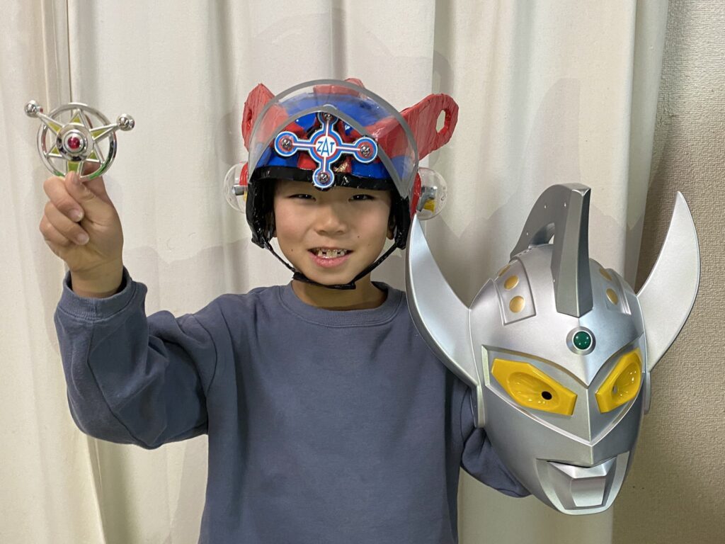 パパさんが自作したプレゼントを持つ息子さん④（＠shirotsu918さんより提供）