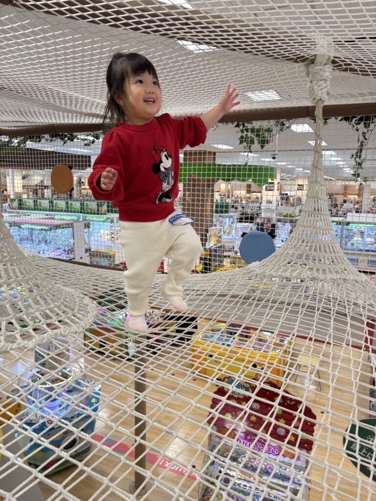 お孫さんと仲良く遊ぶおじいちゃん（@konachi002さんより提供）