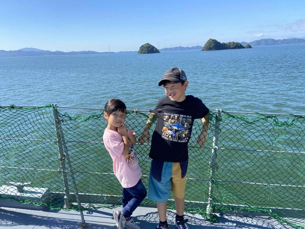 「モップかな？」床に落ちている黒い物提供元：＠aotareさん（TikTok）