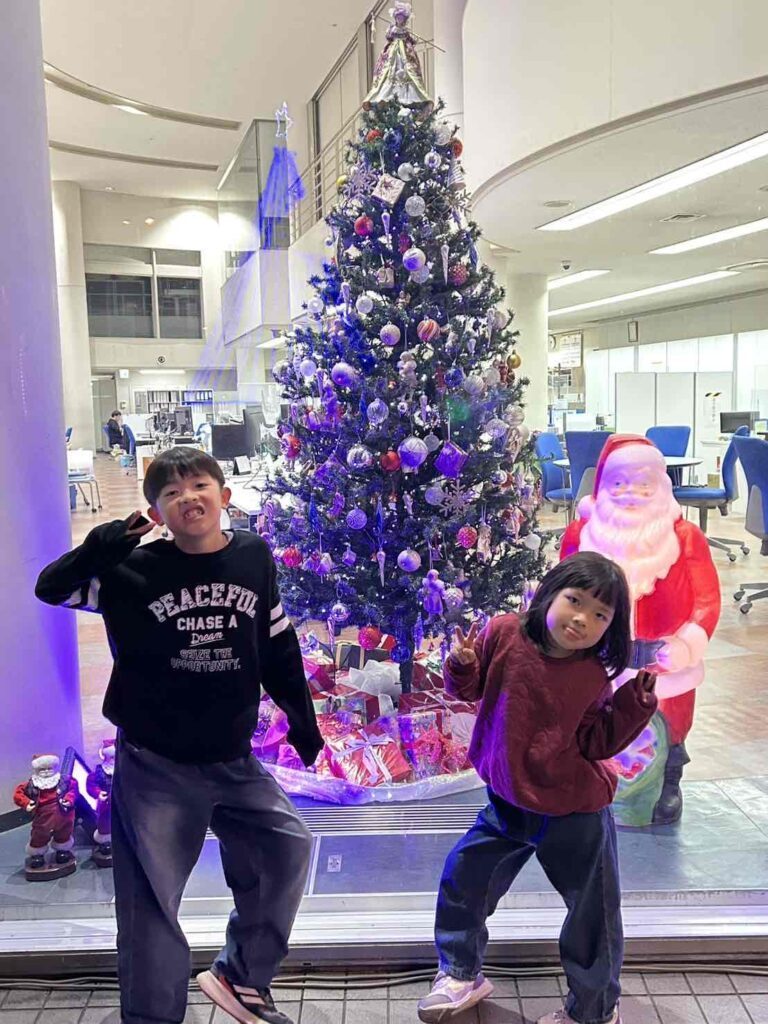 「モップかな？」床に落ちている黒い物提供元：＠aotareさん（TikTok）