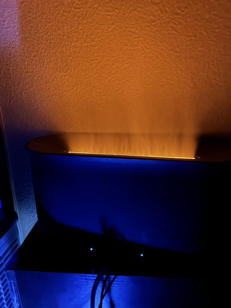 LEDライトで照らされた加湿器（＠mtrhnbさんより提供）