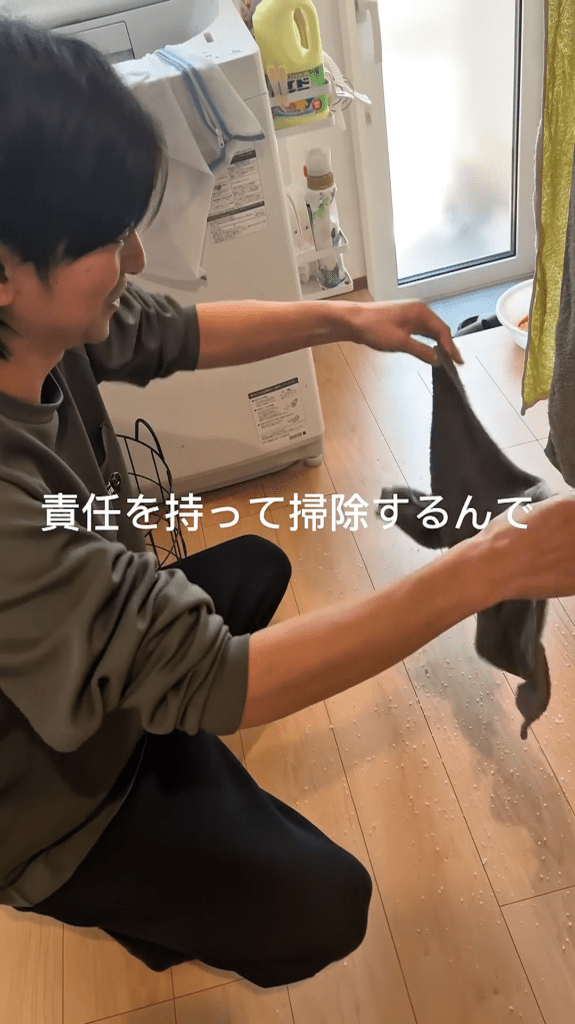 掃除を決意したパパさん（＠takeuma_familyさんより提供）
