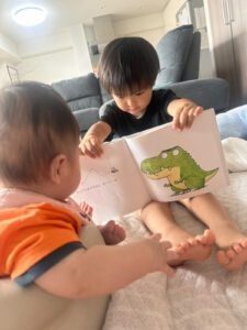 16歳のお姉ちゃんに早く会いたい3歳の弟（@yui.y.sei1110さんより提供）
