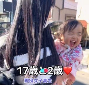 お姉ちゃんの抱っこを喜ぶ妹さん